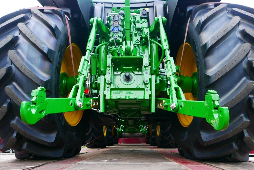 John Deere 6330 ile ma koni i co to oznacza dla pracy w polu?