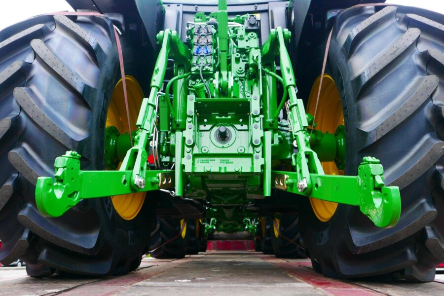 John Deere 6330 ile ma koni i co to oznacza dla pracy w polu?
